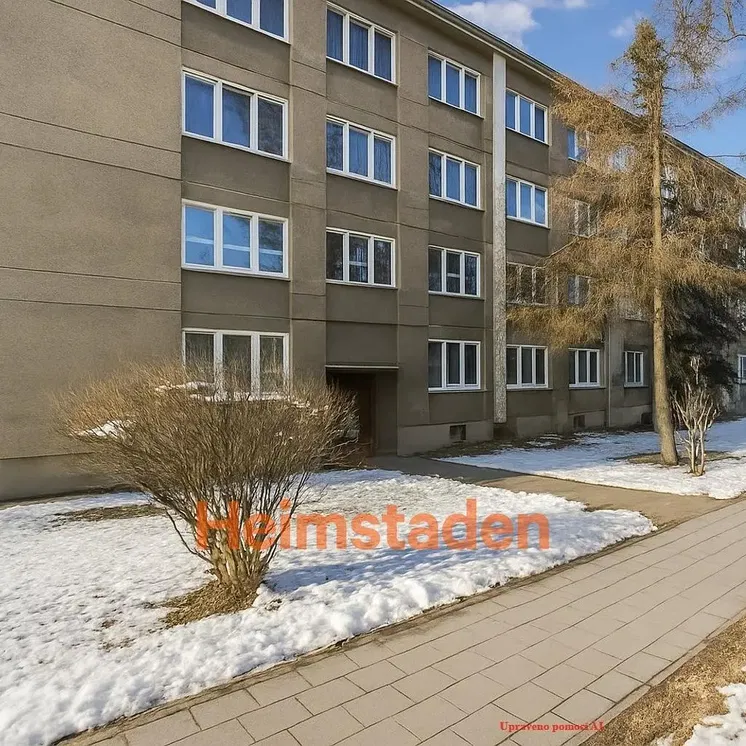 Obývačka; drevená podlaha, prirodzené svetlo, moderný štýl