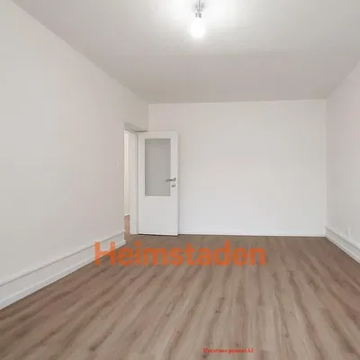 Kuchyňa; kuchynské spotrebiče, drevená podlaha, prirodzené svetlo, moderný štýl