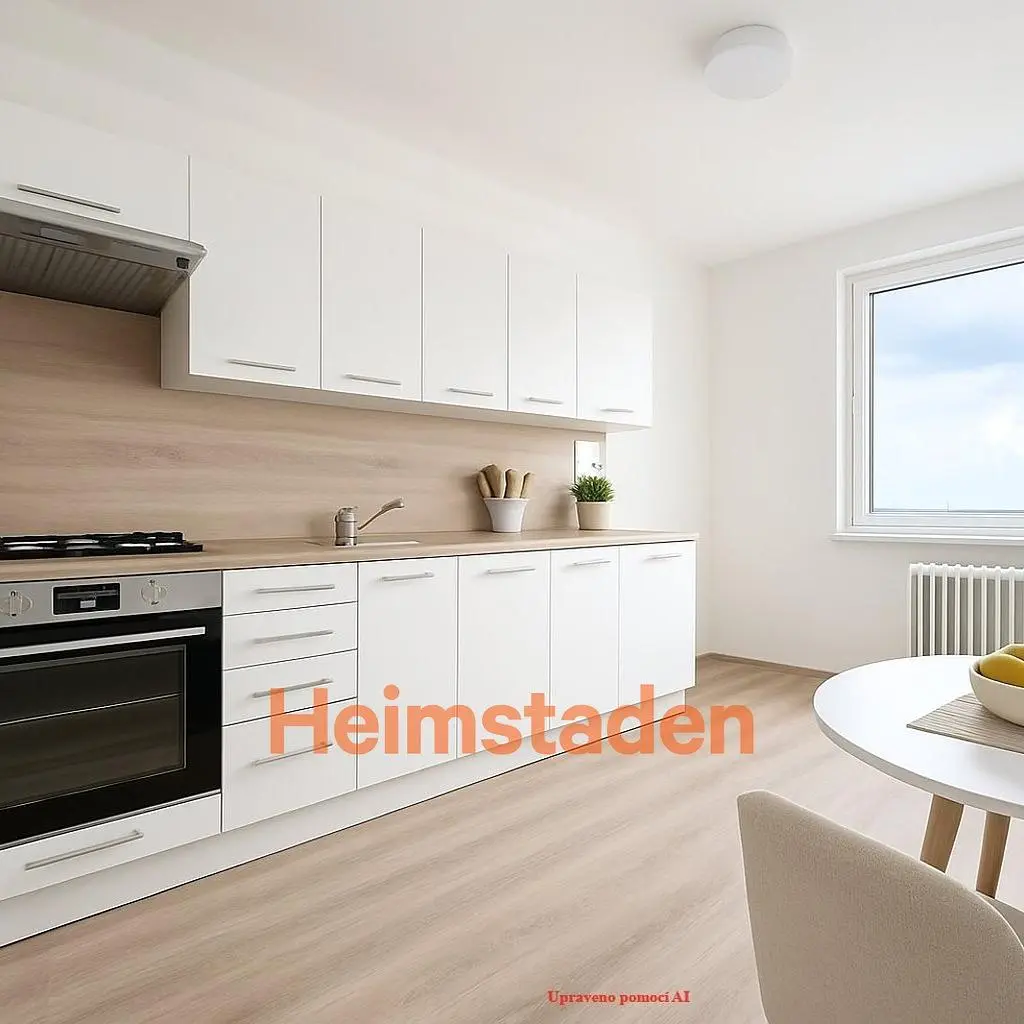 Kuchyňa; kuchynské spotrebiče, drevená podlaha, prirodzené svetlo, moderný štýl