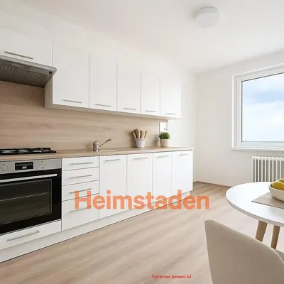 Kuchyňa; kuchynské spotrebiče, drevená podlaha, prirodzené svetlo, moderný štýl