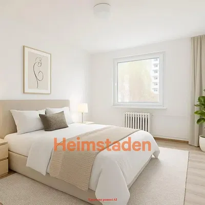 Kuchyňa; kuchynské spotrebiče, drevená podlaha, prirodzené svetlo, moderný štýl