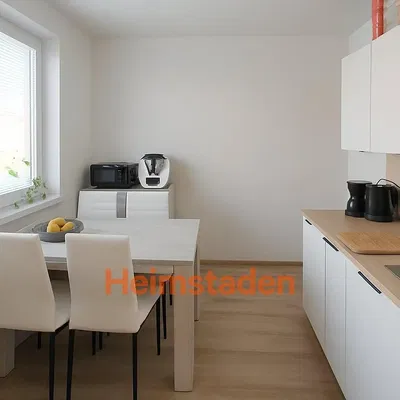 Kuchyňa; kuchynské spotrebiče, drevená podlaha, prirodzené svetlo, moderný štýl