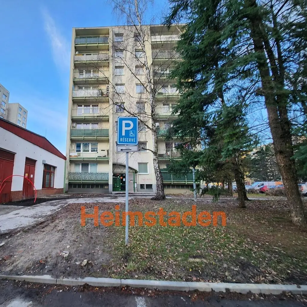 Kuchyňa; kuchynské spotrebiče, drevená podlaha, prirodzené svetlo, moderný štýl