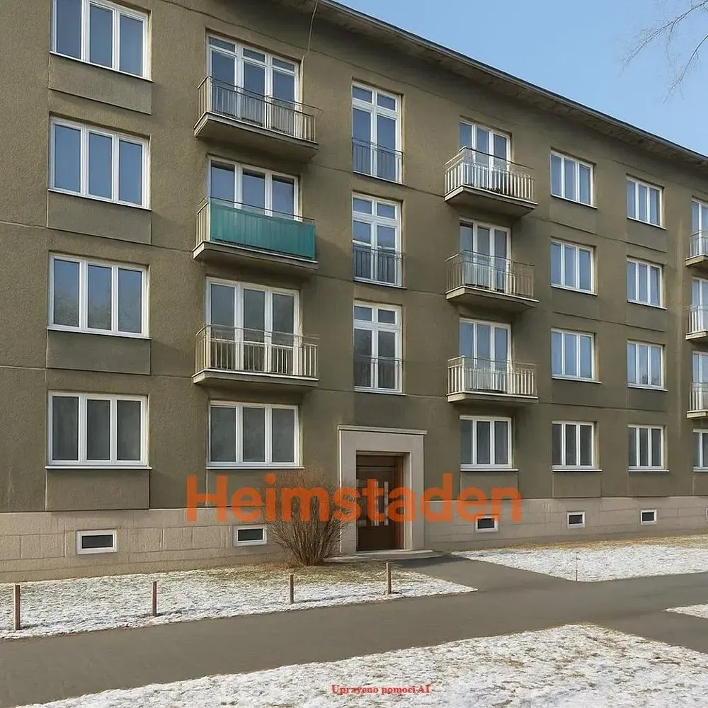 Kuchyňa; kuchynské spotrebiče, drevená podlaha, prirodzené svetlo, moderný štýl