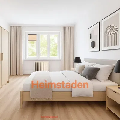 Kuchyňa; kuchynské spotrebiče, drevená podlaha, prirodzené svetlo, moderný štýl