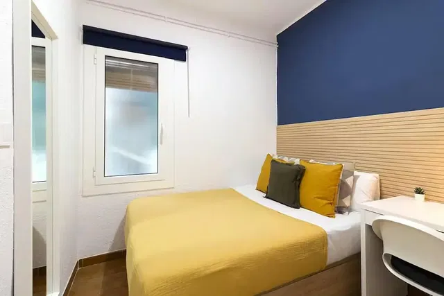 Kuchyně; kuchyňské spotřebiče, dřevěná podlaha, přirozené světlo, moderní styl