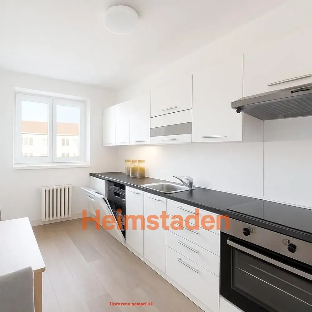 Keuken; keukenapparatuur, tegelvloer, natuurlijk licht, moderne stijl