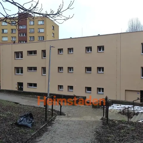 Кухня; кухненски уреди, дървен под, естествена светлина, модерен стил