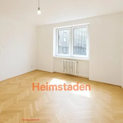 Keuken; keukenapparatuur, houten vloer, natuurlijk licht, moderne stijl