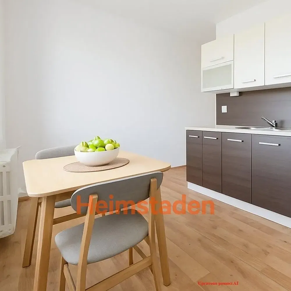 Woonkamer; houten vloer, natuurlijk licht, moderne stijl