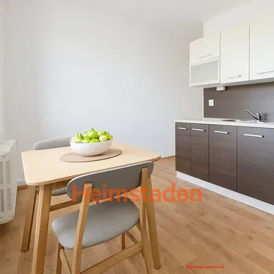 Woonkamer; houten vloer, natuurlijk licht, moderne stijl