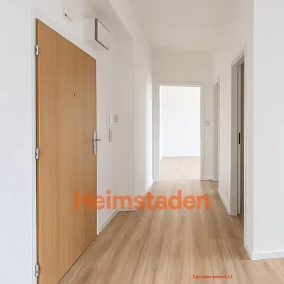 Kuchyňa; kuchynské spotrebiče, drevená podlaha, prirodzené svetlo, moderný štýl