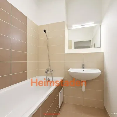 Mutfak; mutfak aletleri, ahşap zemin, doğal ışık, modern stil