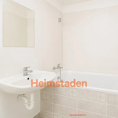 Kuchyňa; kuchynské spotrebiče, drevená podlaha, prirodzené svetlo, moderný štýl