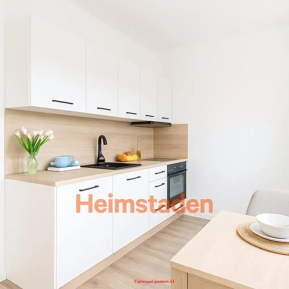 Kuchyňa; kuchynské spotrebiče, drevená podlaha, prirodzené svetlo, moderný štýl