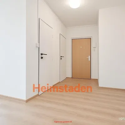 Keuken; keukenapparatuur, houten vloer, natuurlijk licht, moderne stijl