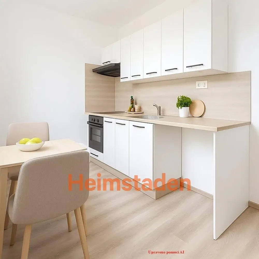 Keuken; keukenapparatuur, houten vloer, natuurlijk licht, moderne stijl