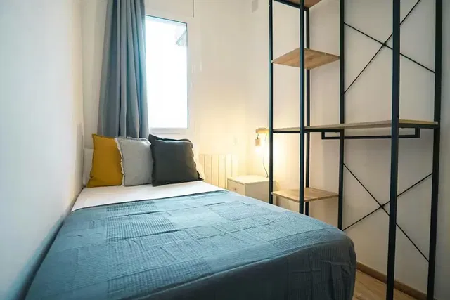 Küche; küchengeräte, holzboden, tageslicht, moderner stil