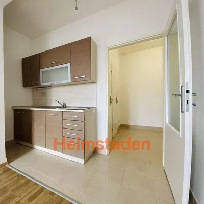 Oturma odası; ahşap zemin, doğal ışık, modern stil