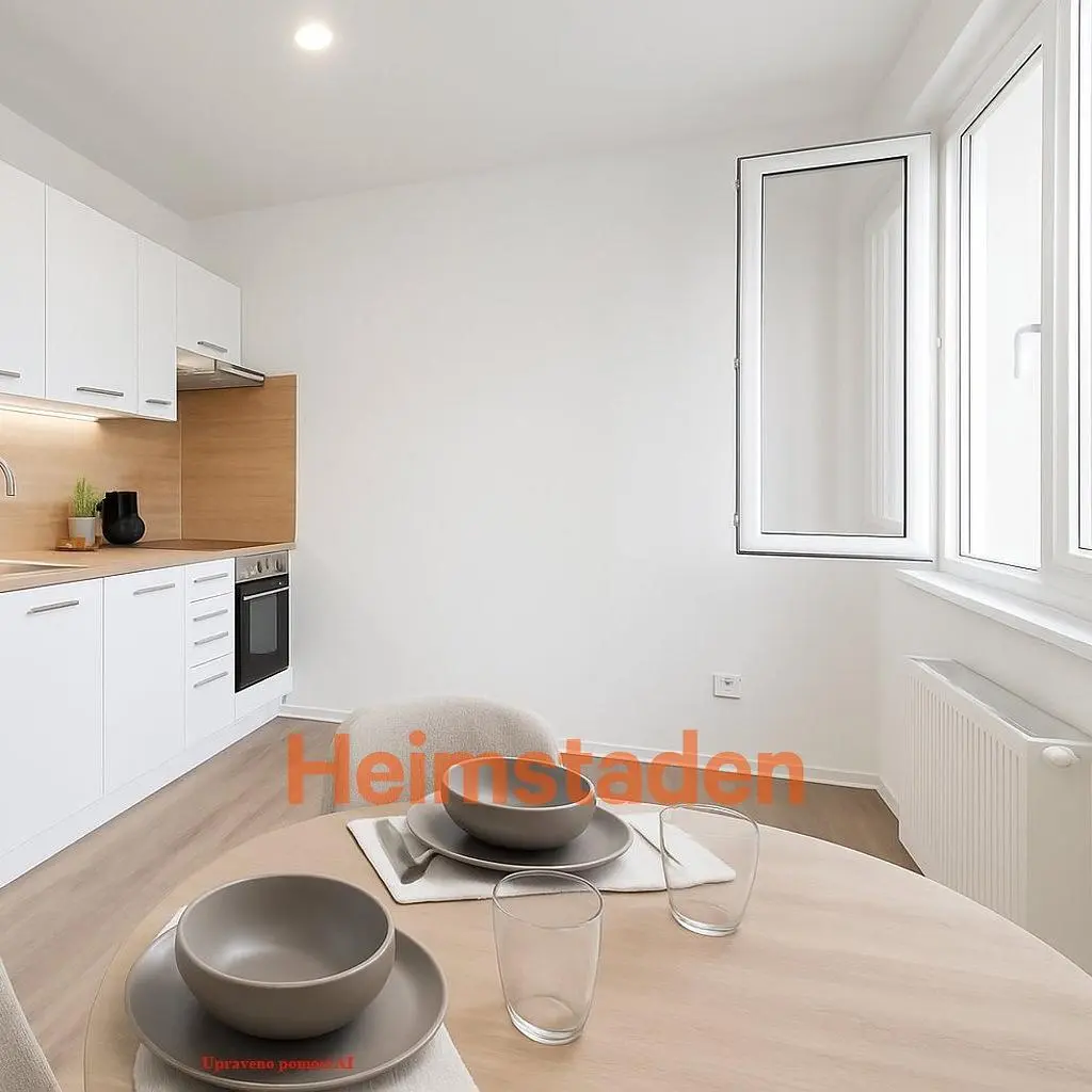 Kuhinja; kuhinjski aparati, drveni pod, prirodno svjetlo, moderni stil