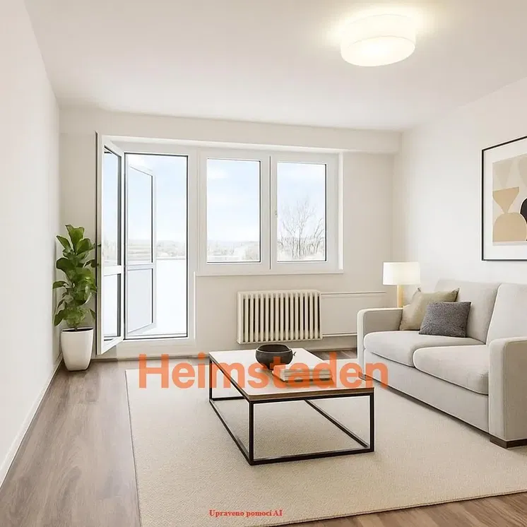 Sala de estar; chão de madeira, luz natural, estilo moderno