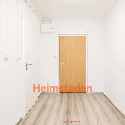 Sala de estar; chão de madeira, luz natural, estilo moderno