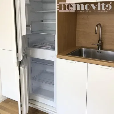 Mutfak; mutfak aletleri, ahşap zemin, doğal ışık, modern stil