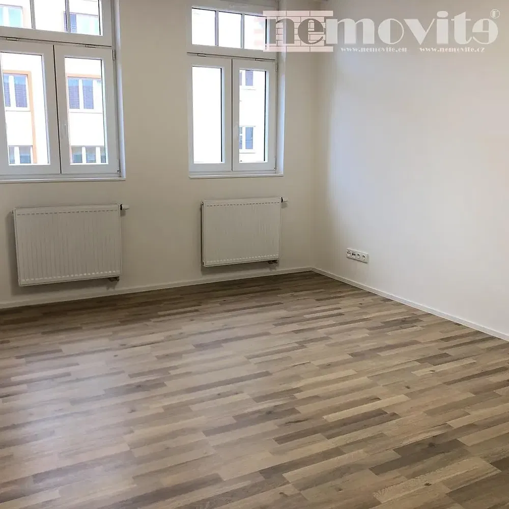 Mutfak; mutfak aletleri, ahşap zemin, doğal ışık, modern stil