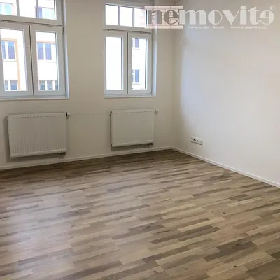 Mutfak; mutfak aletleri, ahşap zemin, doğal ışık, modern stil