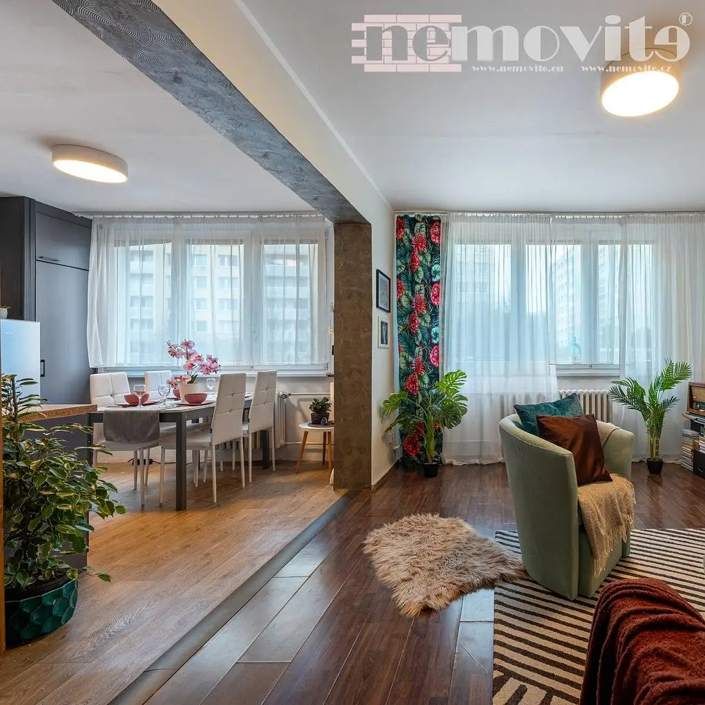 Kuchyně; kuchyňské spotřebiče, dřevěná podlaha, přirozené světlo, moderní styl