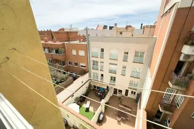 Mutfak; mutfak aletleri, ahşap zemin, doğal ışık, modern stil