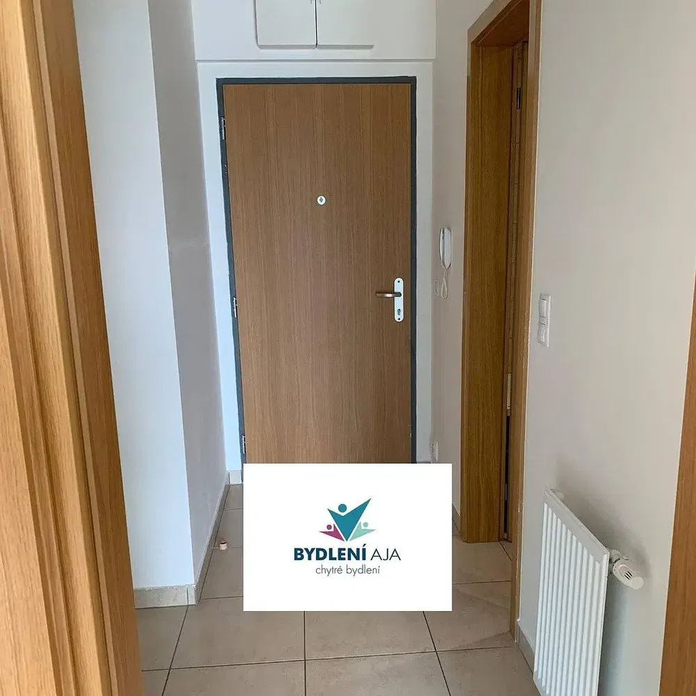 Кухня; кухненски уреди, дървен под, естествена светлина, модерен стил