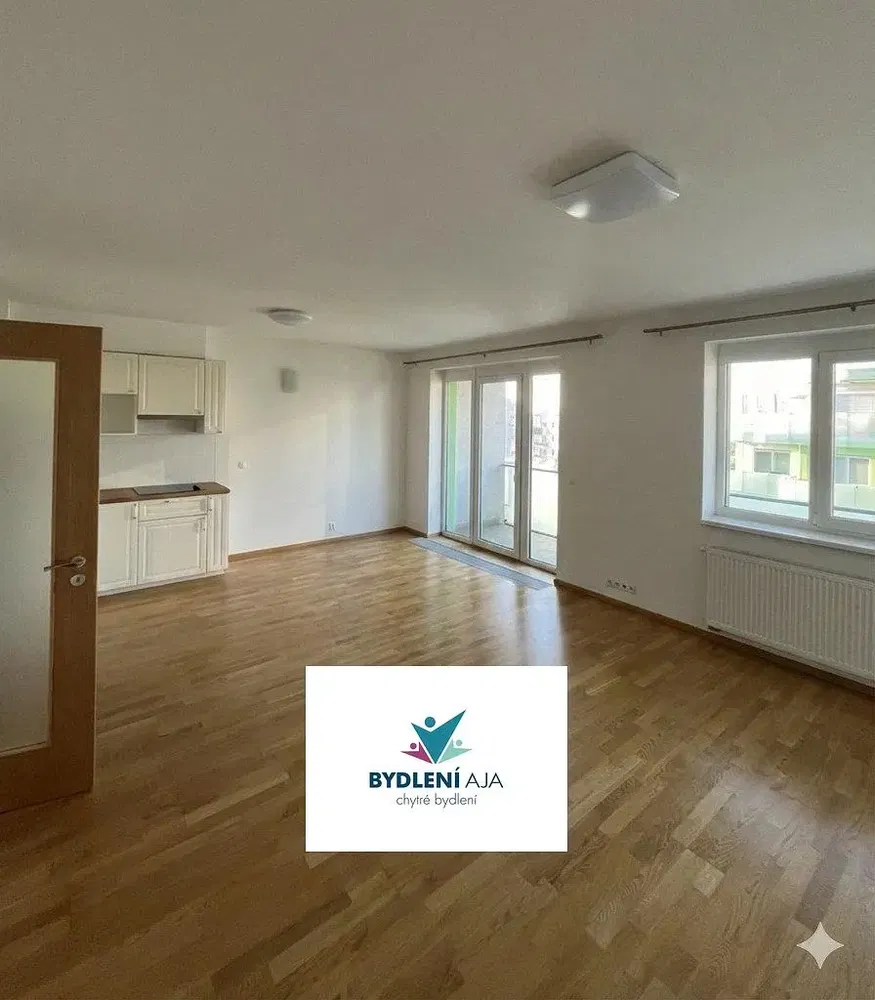 Кухня; кухненски уреди, дървен под, естествена светлина, модерен стил