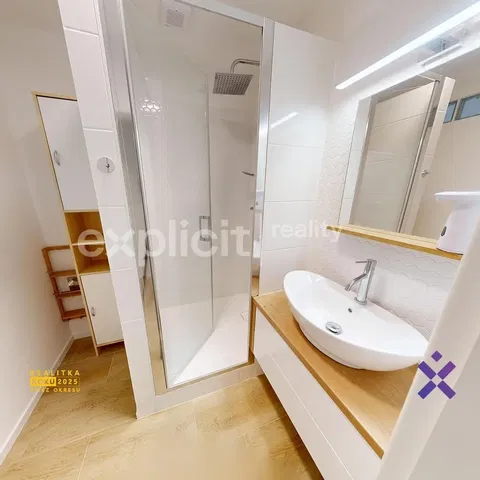 Хол; дървен под, естествена светлина, модерен стил