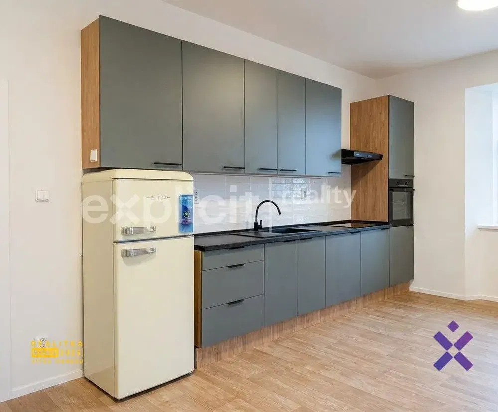 Living room; wood floor, natural light, modern style