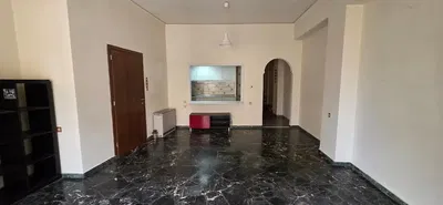 Kuchyně; kuchyňské spotřebiče, dřevěná podlaha, přirozené světlo, moderní styl