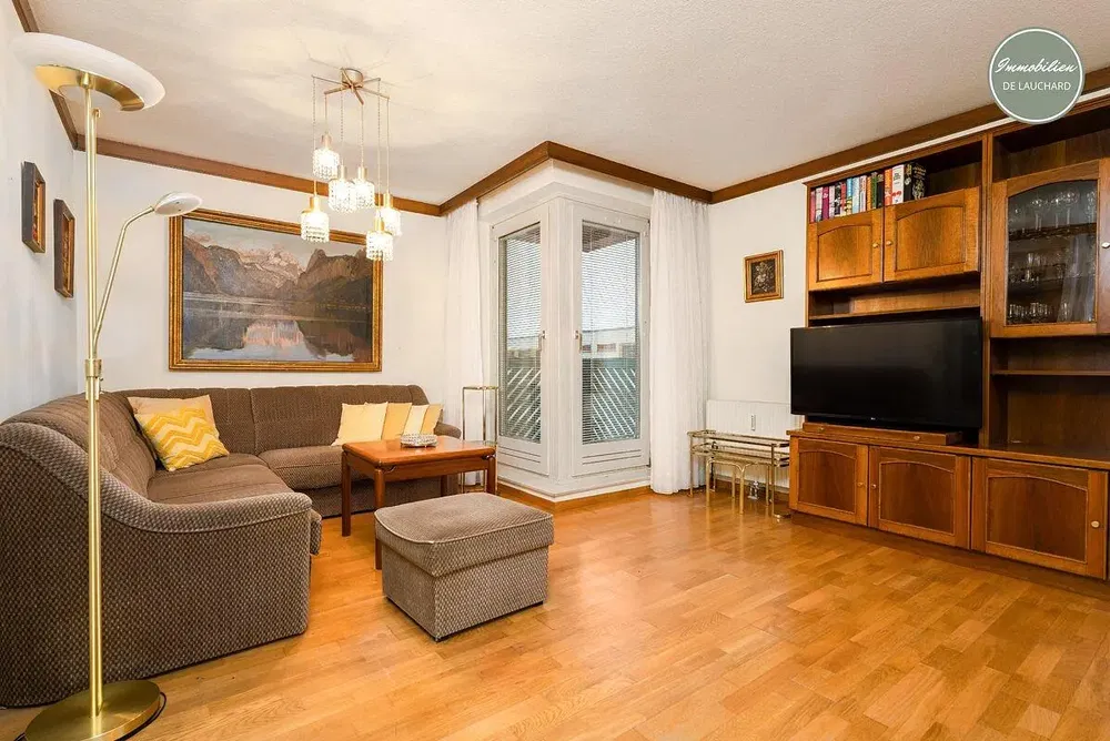 Obývací pokoj; dřevěná podlaha, přirozené světlo, moderní styl