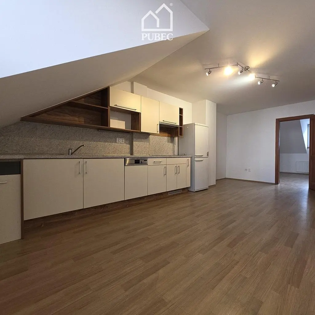 Mutfak; mutfak aletleri, ahşap zemin, doğal ışık, modern stil