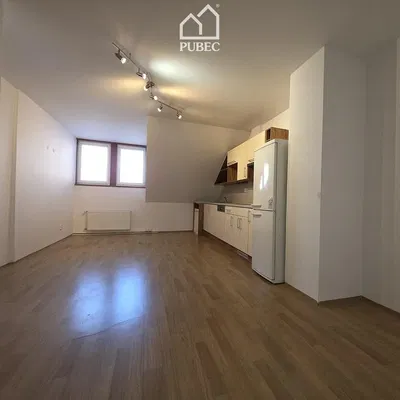 Mutfak; mutfak aletleri, ahşap zemin, doğal ışık, modern stil