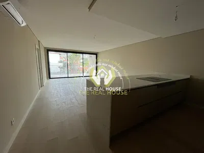 Kuhinja; kuhinjski aparati, drveni pod, prirodno svjetlo, moderni stil