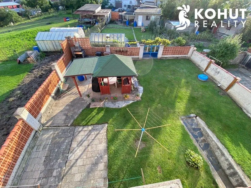 Кухня; кухненски уреди, дървен под, естествена светлина, модерен стил