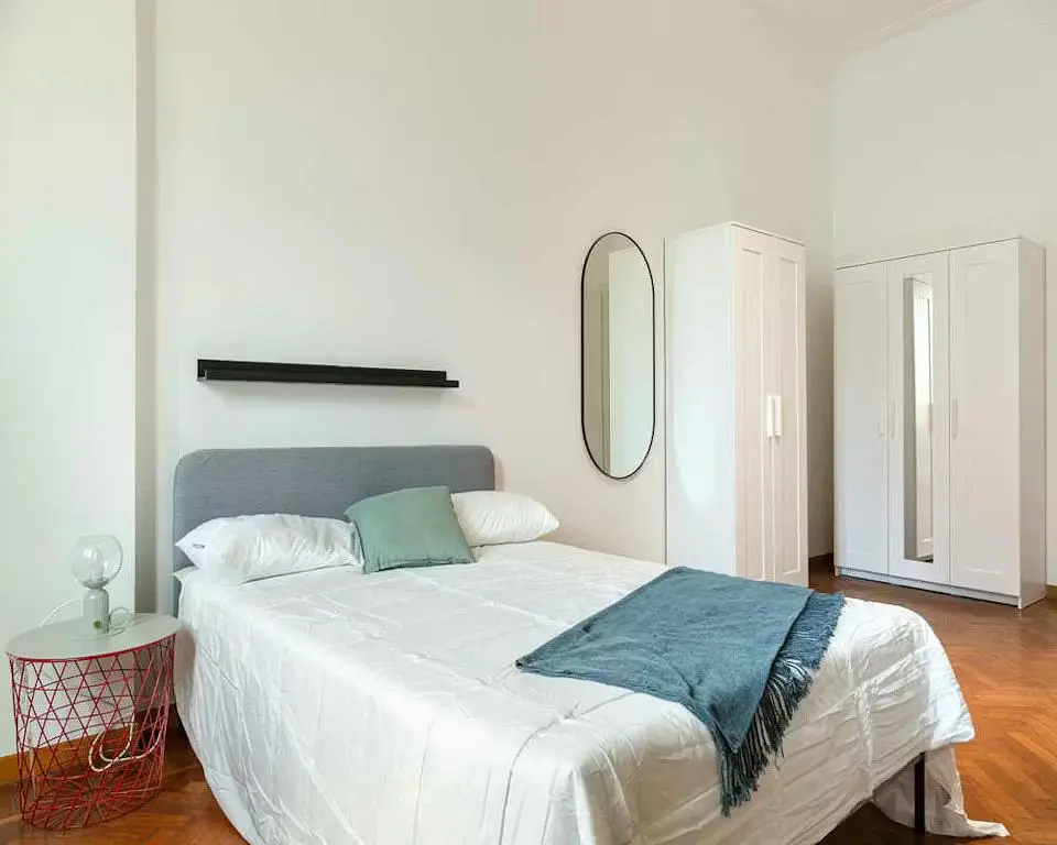 Cucina; elettrodomestici, pavimento in legno, luce naturale, stile moderno