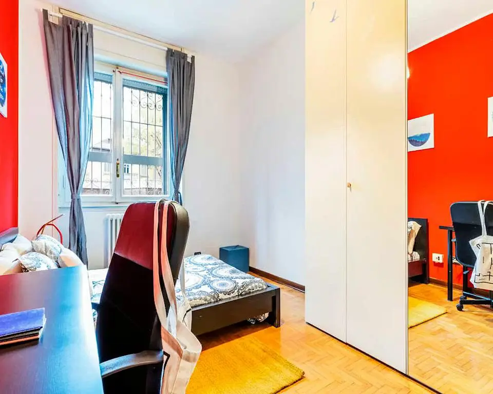 Kuhinja; kućanski aparati, drveni pod, prirodna svjetlost, moderan stil