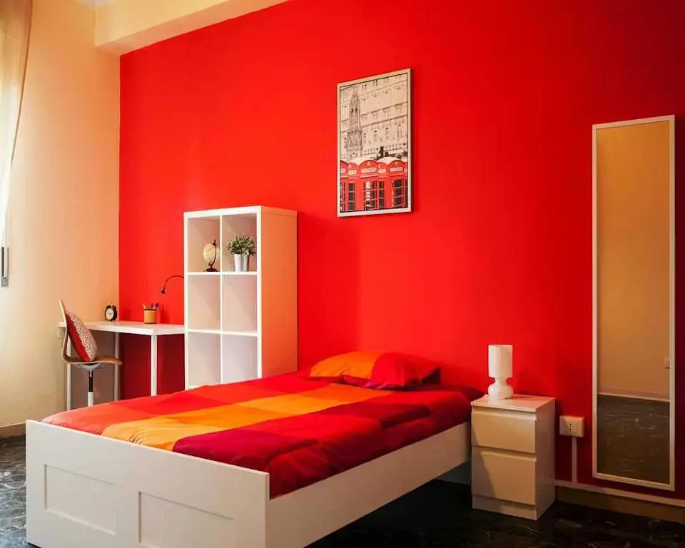 Kuchyně; kuchyňské spotřebiče, dřevěná podlaha, přirozené světlo, moderní styl