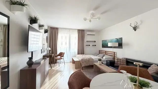 Cucina; elettrodomestici, pavimento in legno, luce naturale, stile moderno