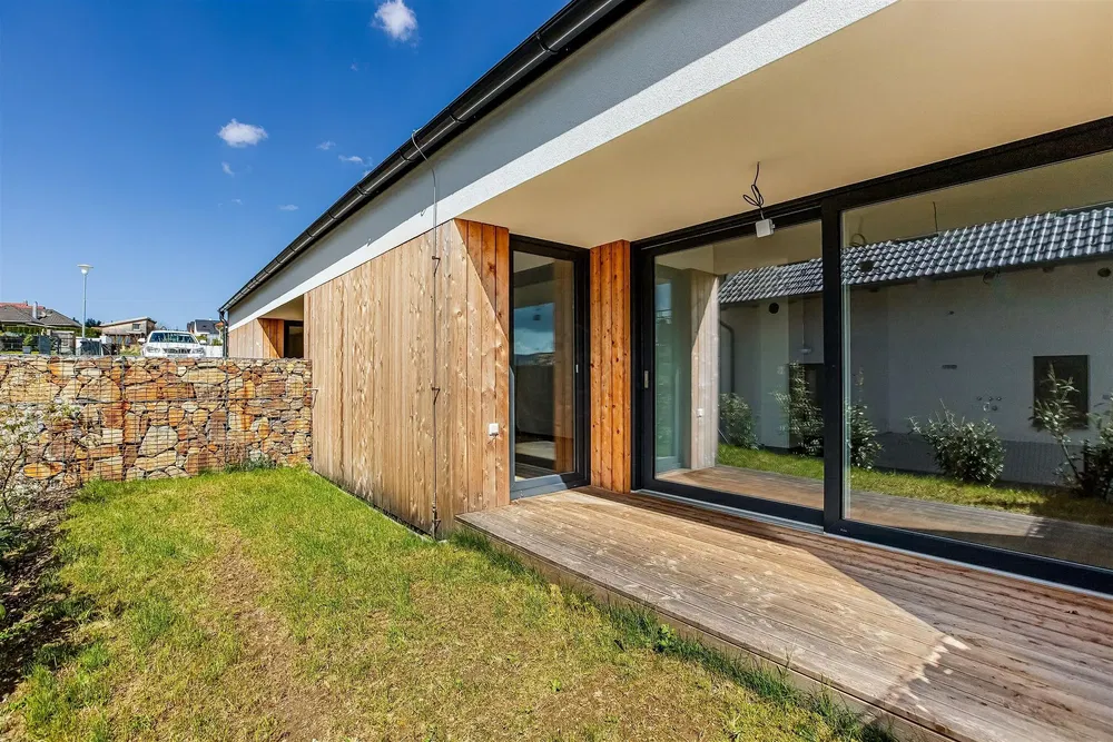 Кухня; кухненски уреди, дървен под, естествена светлина, модерен стил