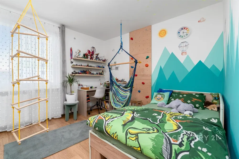 Кухня; кухненски уреди, дървен под, естествена светлина, модерен стил