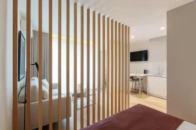 Küche; küchengeräte, holzboden, tageslicht, moderner stil