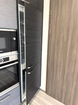 Living room; wood floor, natural light, modern style, high ceiling