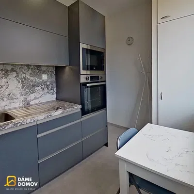 Obývací pokoj; dřevěná podlaha, přirozené světlo, moderní styl